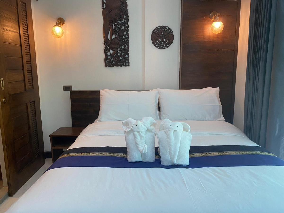 Lemon Hotel *