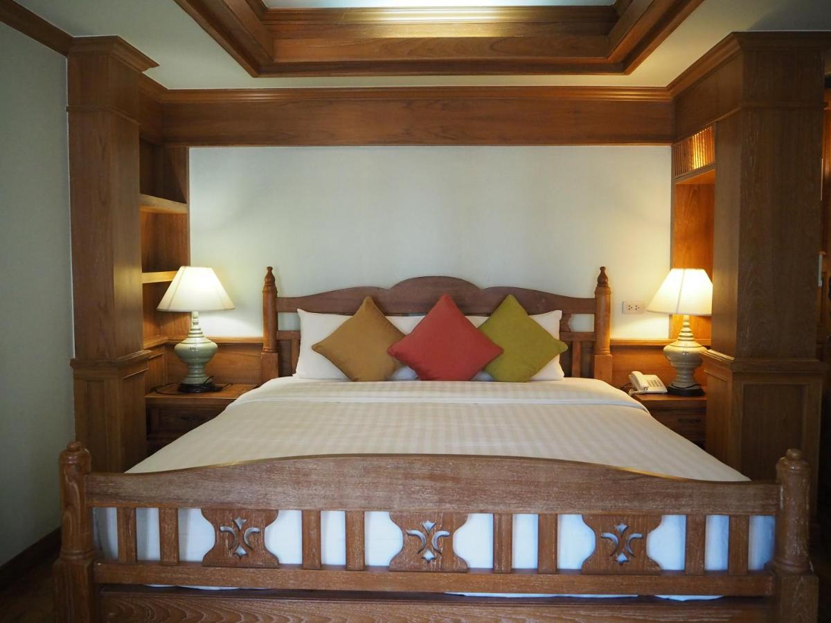 Rich Lanna House 3*