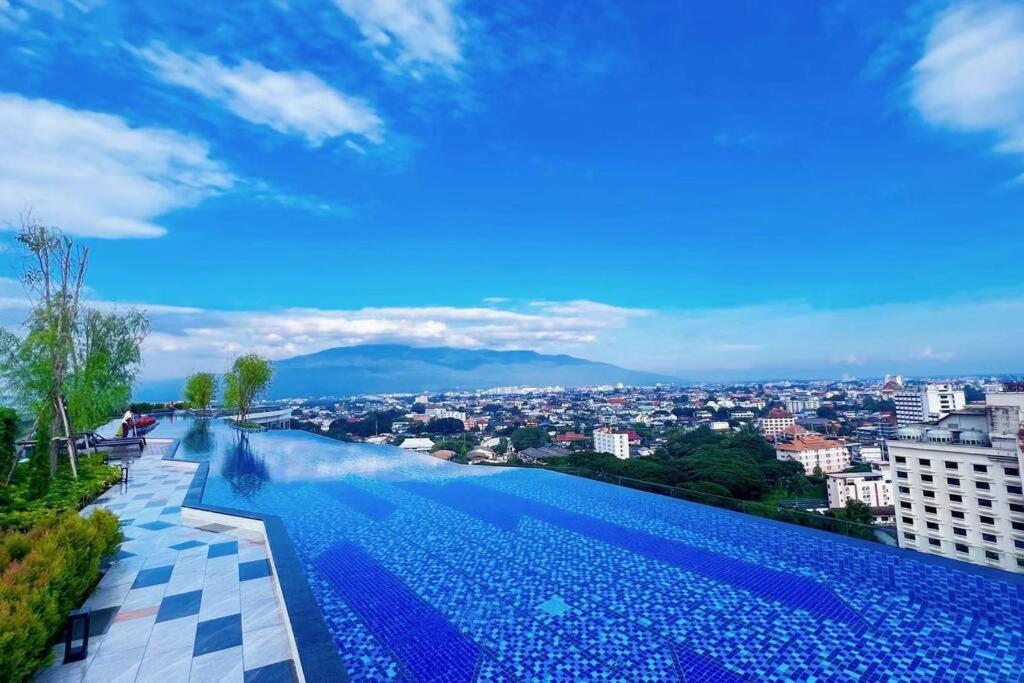 Modern Style With Sky Pool 古城边天际泳池公寓