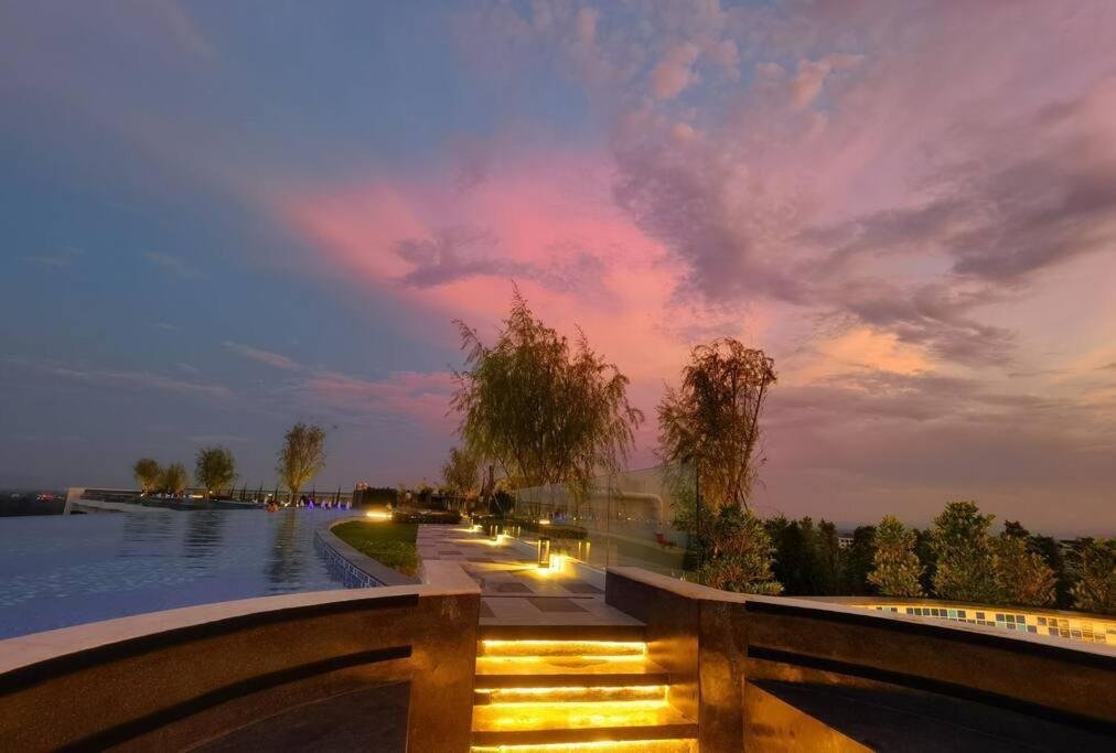 Modern Style With Sky Pool 古城边天际泳池公寓 Pangsapuri