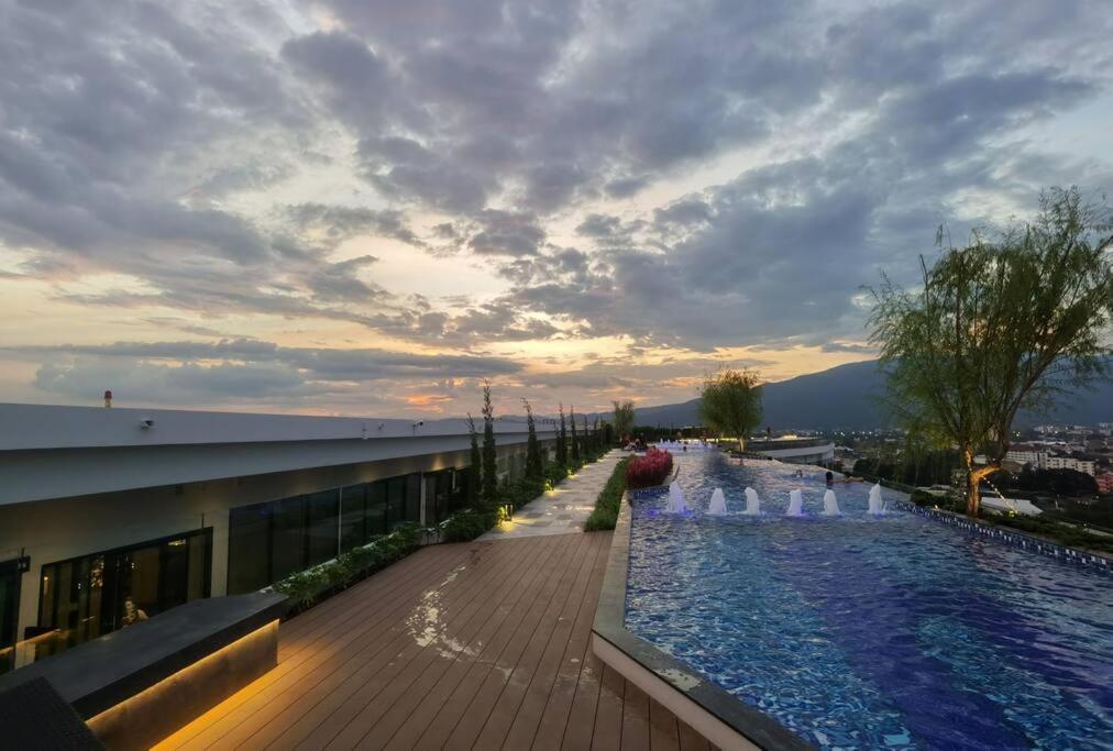Modern Style With Sky Pool 古城边天际泳池公寓