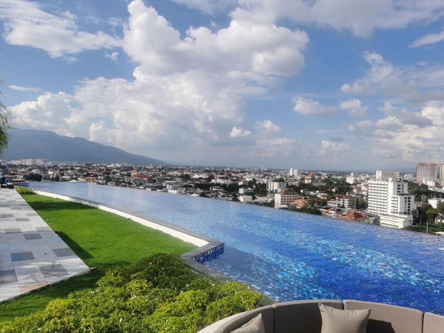 Modern Style With Sky Pool 古城边天际泳池公寓