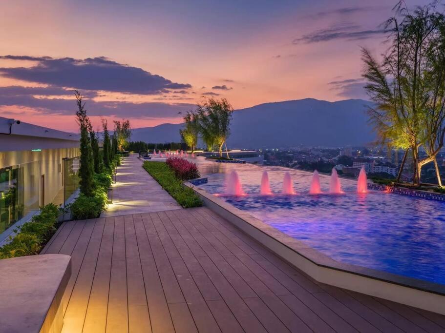 Modern Style With Sky Pool 古城边天际泳池公寓 Chiang Mai