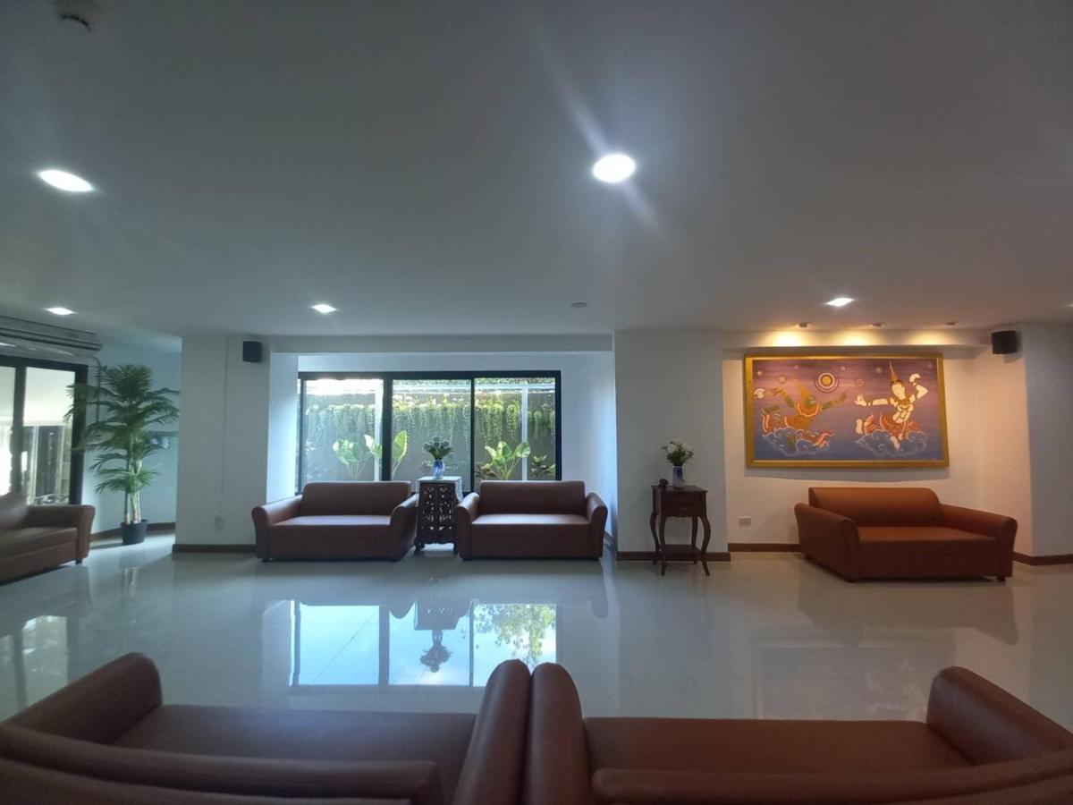 Buri And Hostel Chiang Mai