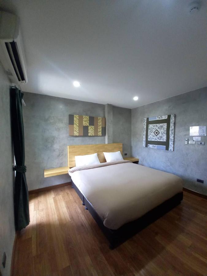 Hostel Buri And *