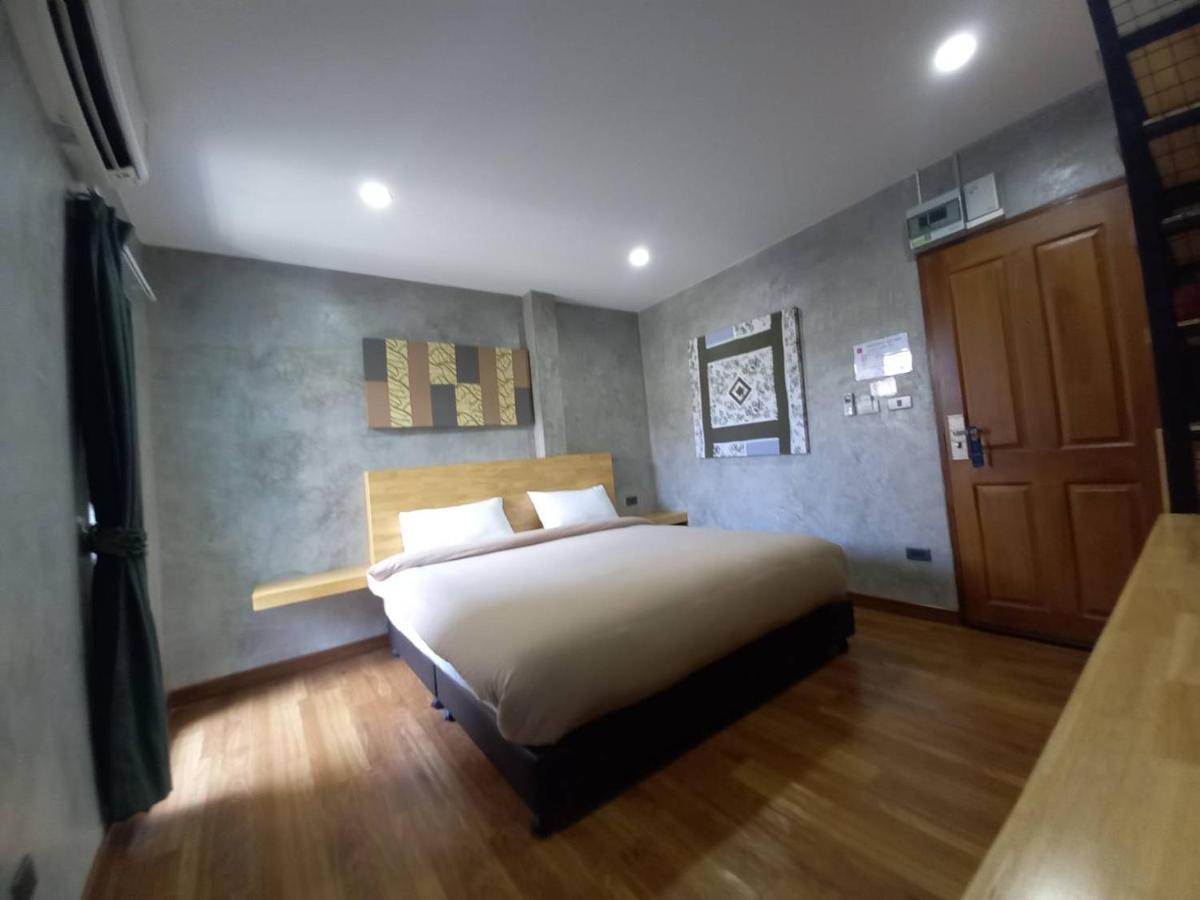 Hostel Buri And Chiang Mai