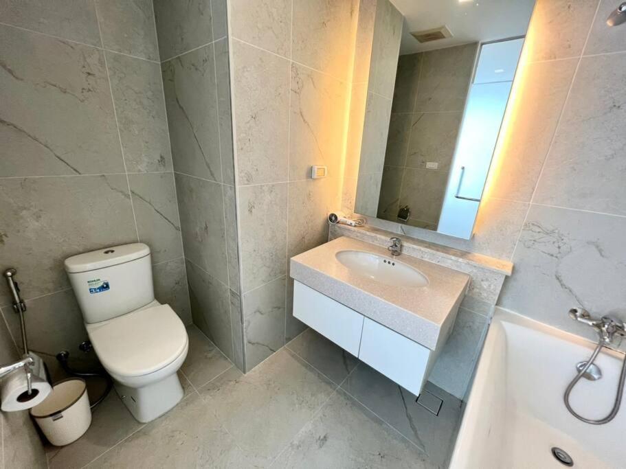 Modern 2-bedroom With Pool Apartment *