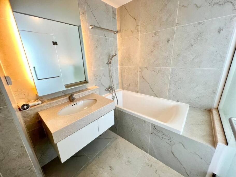 Apartment Modern 2-bedroom With Pool