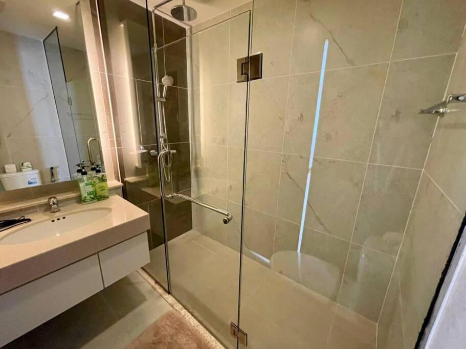 Modern 2-bedroom With Pool Apartment *