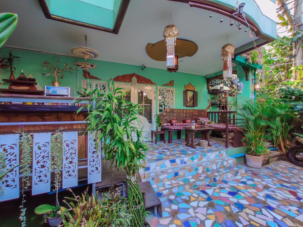 Bed & Breakfast Awana House *
