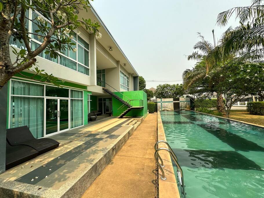 Rumah percutian New Cozy House 3 Bedrooms In Town