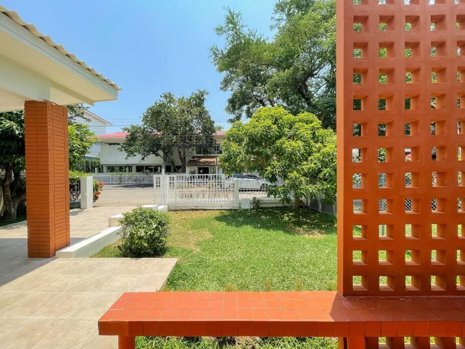 Ray's Home,3br With Front Yard,walkable To Nimman Vakantiehuis