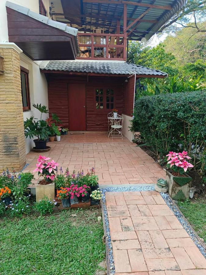 Guest house Britannia Court *