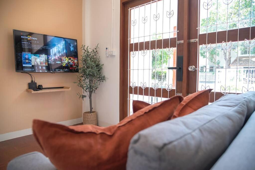 Ray's Home,3br With Front Yard,walkable To Nimman Vakantiehuis Chiang Mai