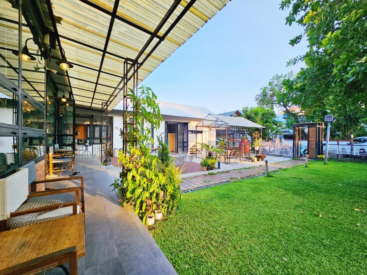 Hostel Sherloft & *