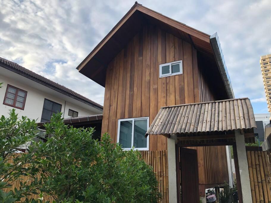 Holiday home Wooden House In The Centre Of Chiangmai Self-checkin *