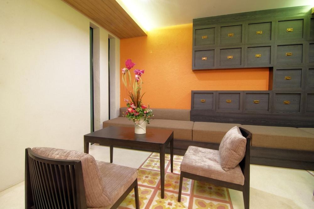 Tapae Gate Hotel 4*