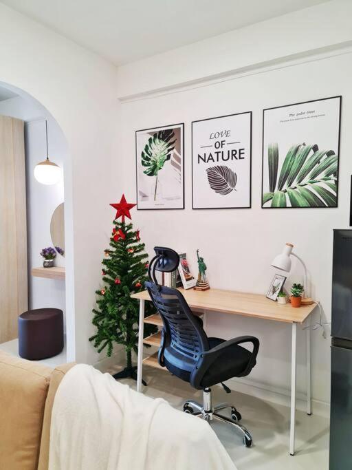Cozy Little Near Festival J203