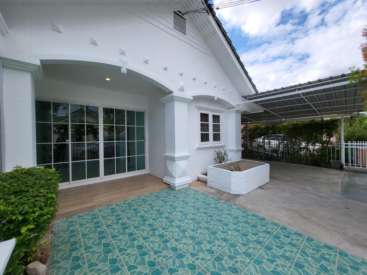 Casa de férias Minimal Homey 3br Near Mee Chok Plaza