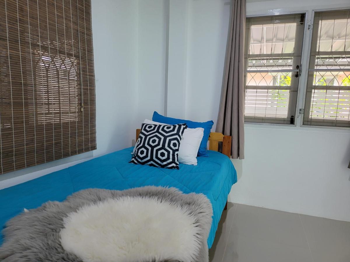 Casa de férias Minimal Homey 3br Near Mee Chok Plaza