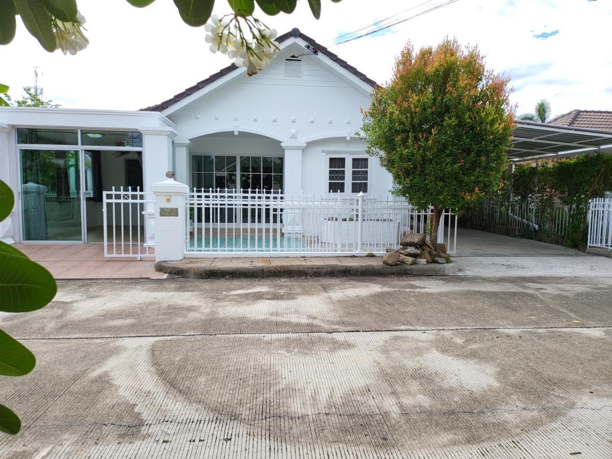 Casa de férias Minimal Homey 3br Near Mee Chok Plaza