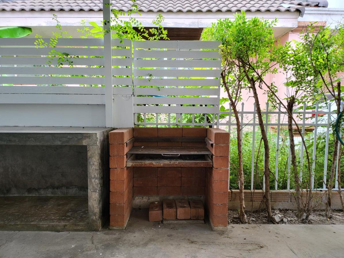 Casa de férias Minimal Homey 3br Near Mee Chok Plaza