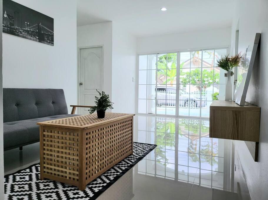 Casa de férias Minimal Homey 3br Near Mee Chok Plaza *