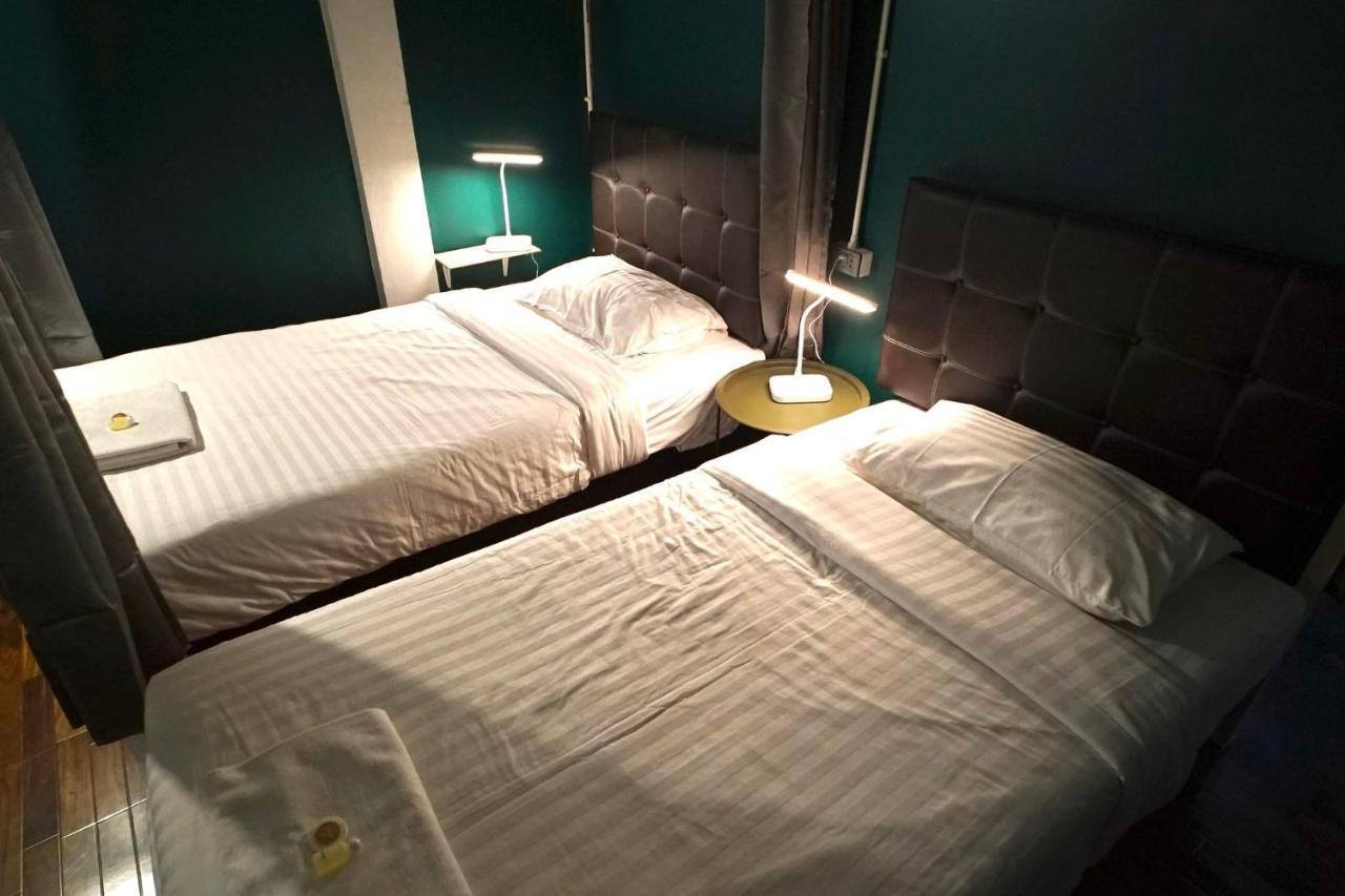 The Emerald Cnx Hostel *