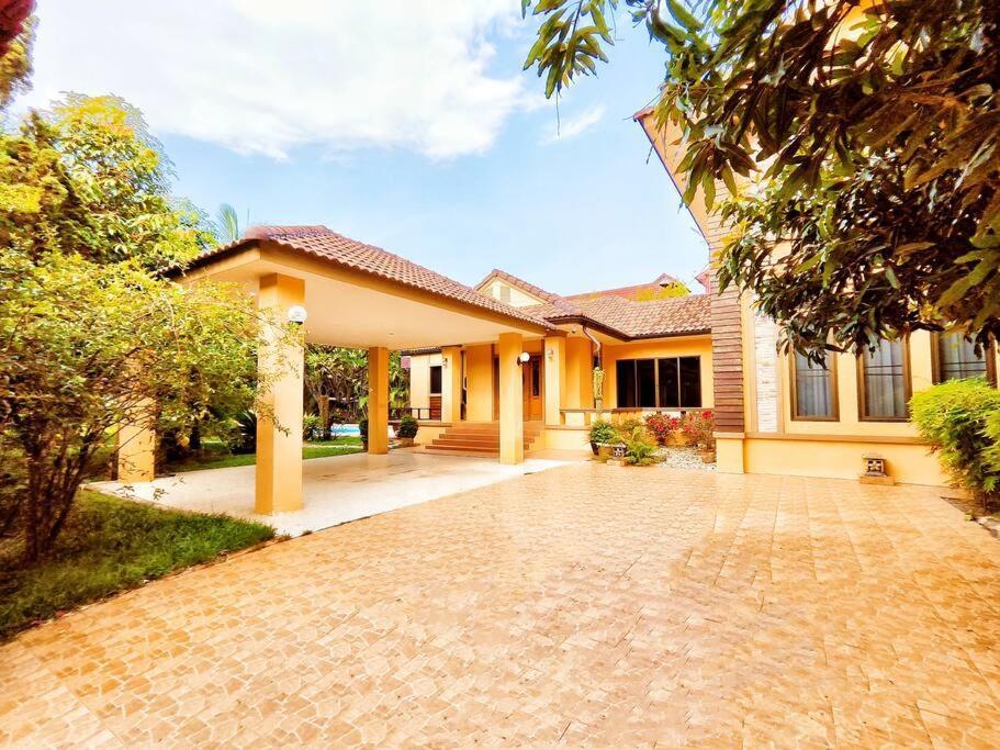 Villa 古城豪华泳池别墅/可步行夜市塔佩门/轰趴/烧烤/团体出游首选 Yellow House Garden