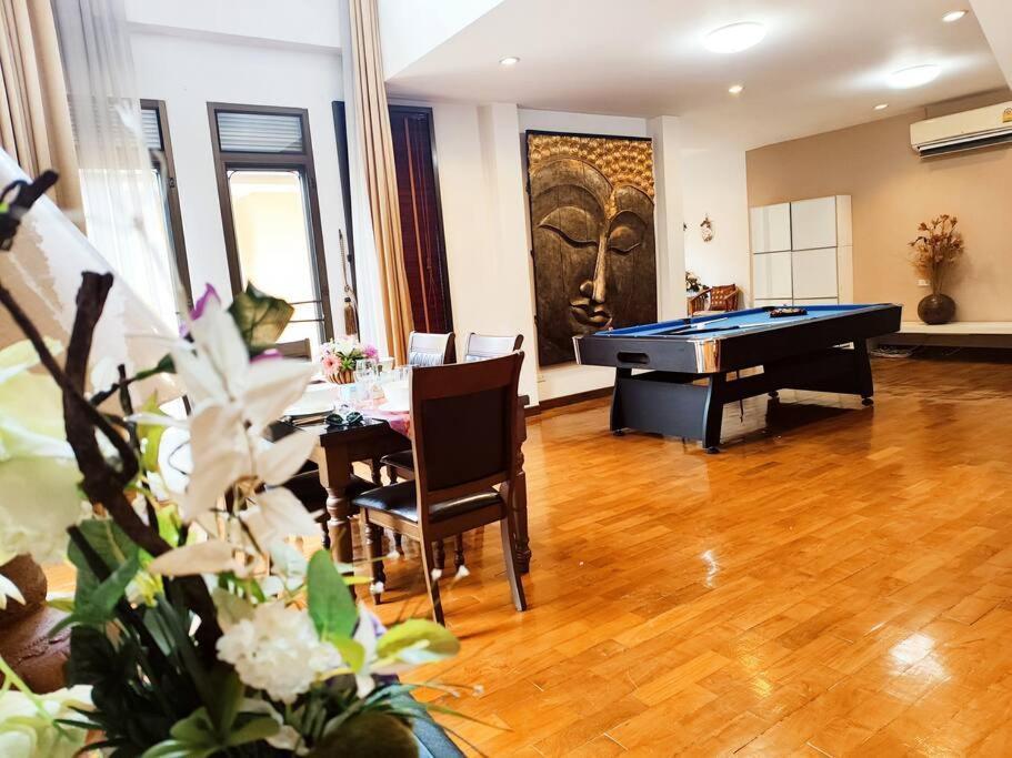 Yellow House Garden Villa: Luxurious Pool Retreat Near Night Market Pousada *