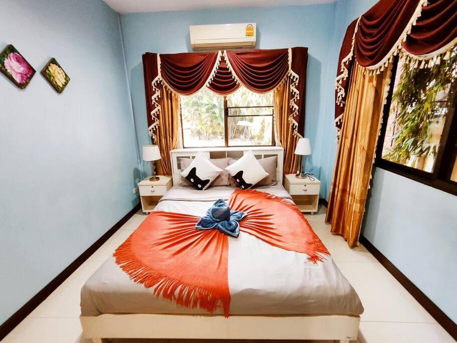 Pousada Yellow House Garden Villa: Luxurious Pool Retreat Near Night Market Chiang Mai