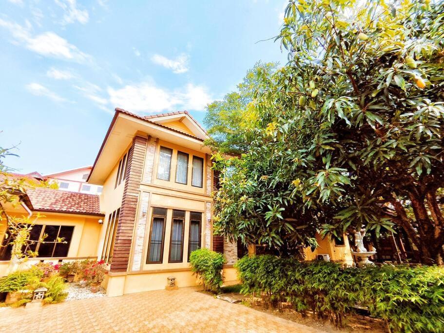 Yellow House Garden Villa: Luxurious Pool Retreat Near Night Market Chiang Mai