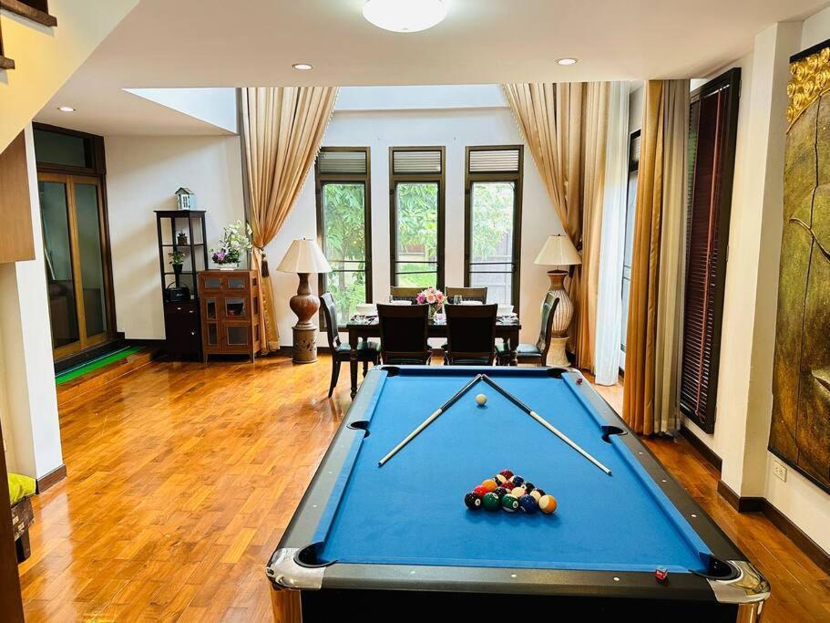 Yellow House Garden Villa: Luxurious Pool Retreat Near Night Market Pousada
