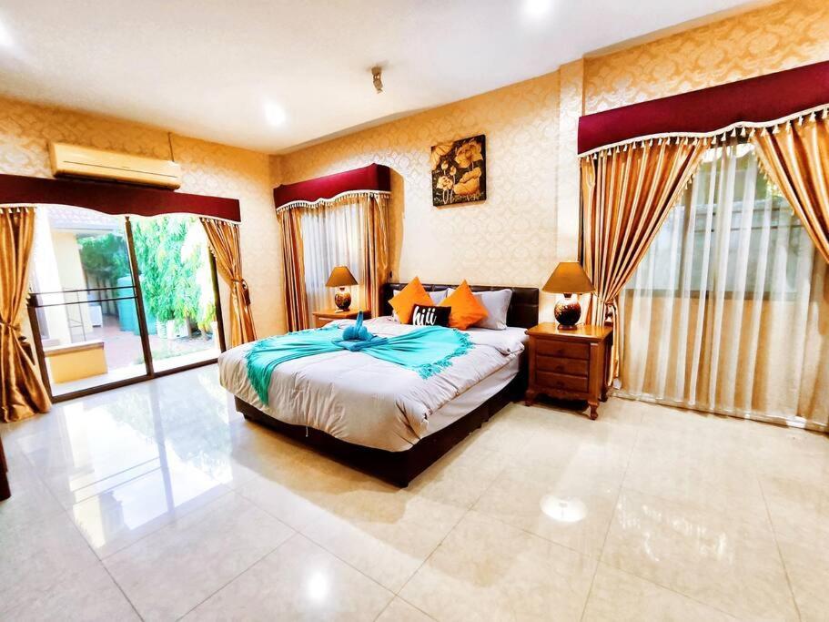 Yellow House Garden Villa: Luxurious Pool Retreat Near Night Market Pousada Chiang Mai