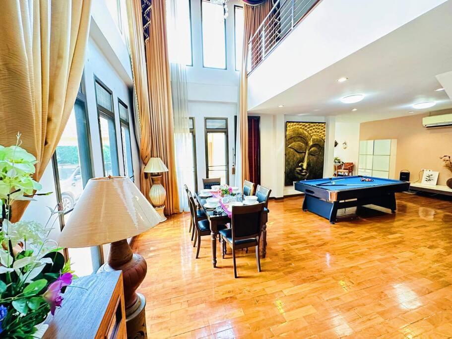 Pousada Yellow House Garden Villa: Luxurious Pool Retreat Near Night Market *