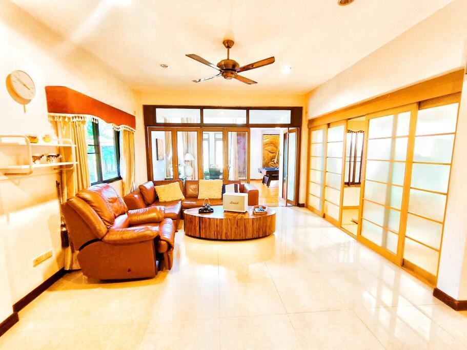 Yellow House Garden Villa: Luxurious Pool Retreat Near Night Market