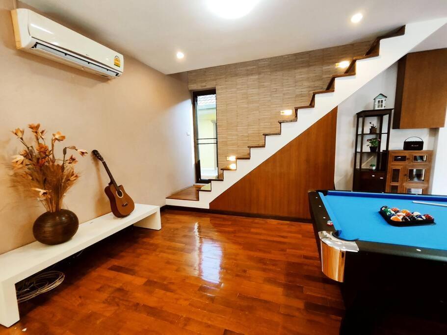 Villa 古城豪华泳池别墅/可步行夜市塔佩门/轰趴/烧烤/团体出游首选 Yellow House Garden Chiang Mai