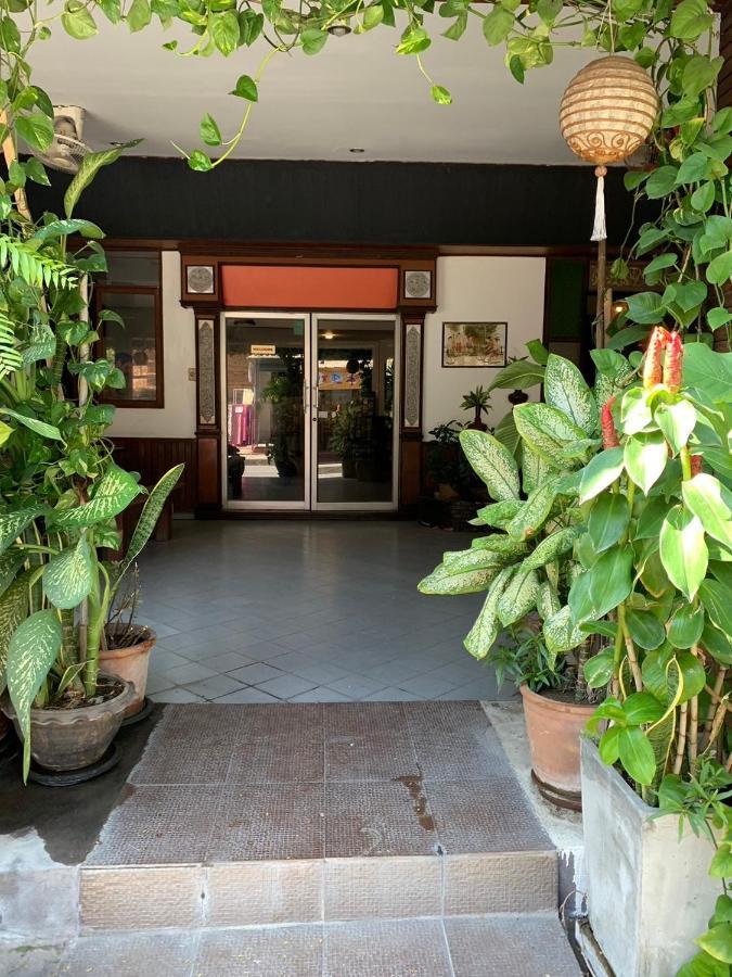 Revolution Hostel *