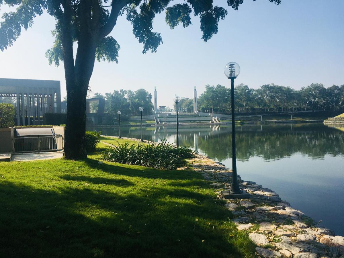 N8-serenelake Lakeside湖景泳池，清迈最高端小区，近机场，网红餐厅，步行5分钟左右可以到7-11便利店 Apartment
