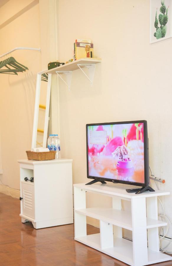 Hello Host - Yellow Apartment *