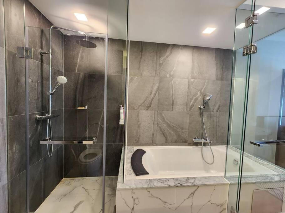 Apartment The Astraskyriver Luxurious 2 Full Bedroom - 73 Sqm Chiang Mai
