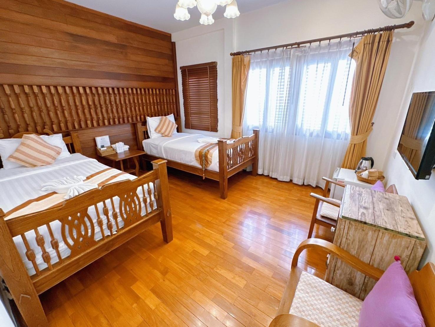 Rustic River Boutique 3*