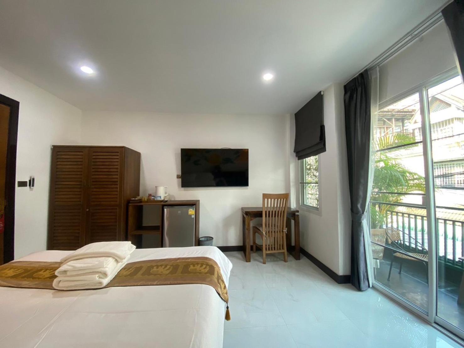 Lemon Hotel