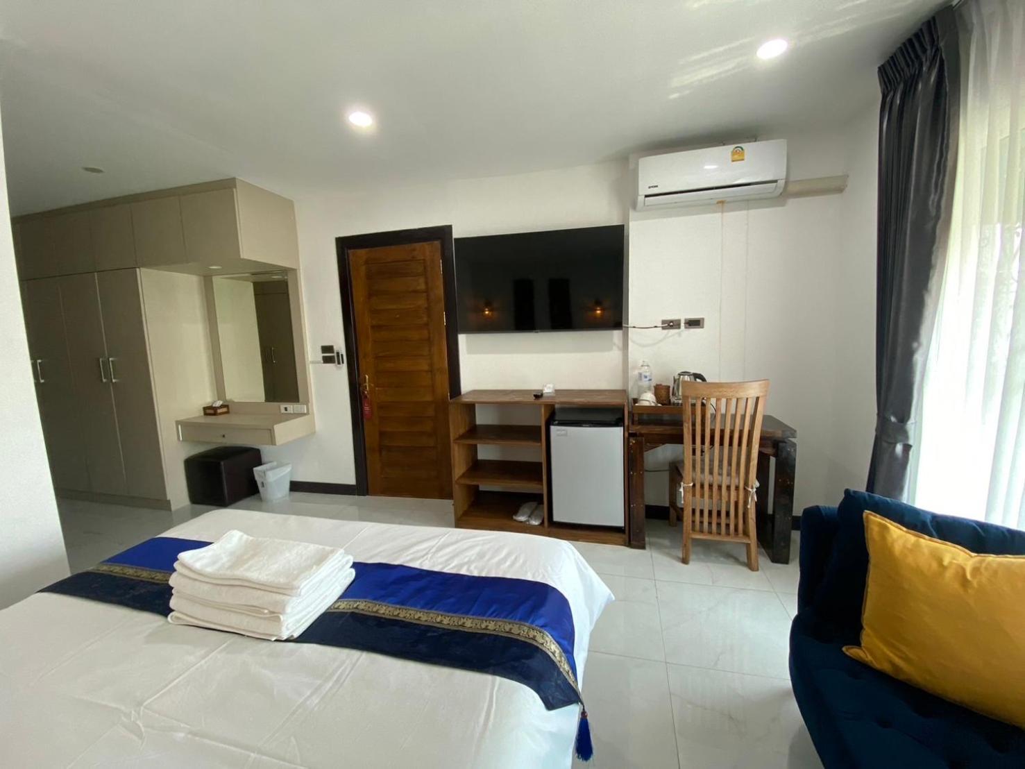 Lemon Hotel