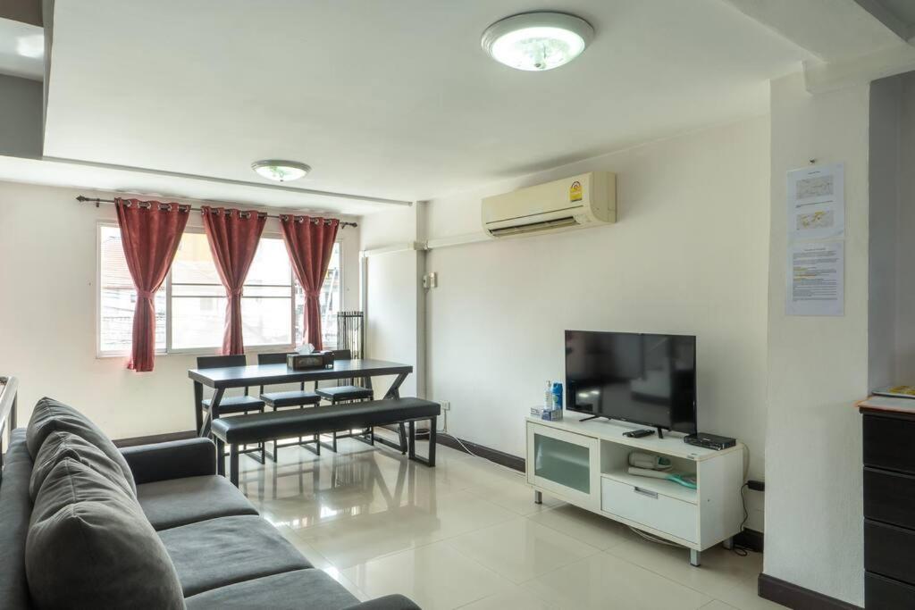 Private 3 Bedroom Townhome In Of Cm Near Old Apartment Chiang Mai