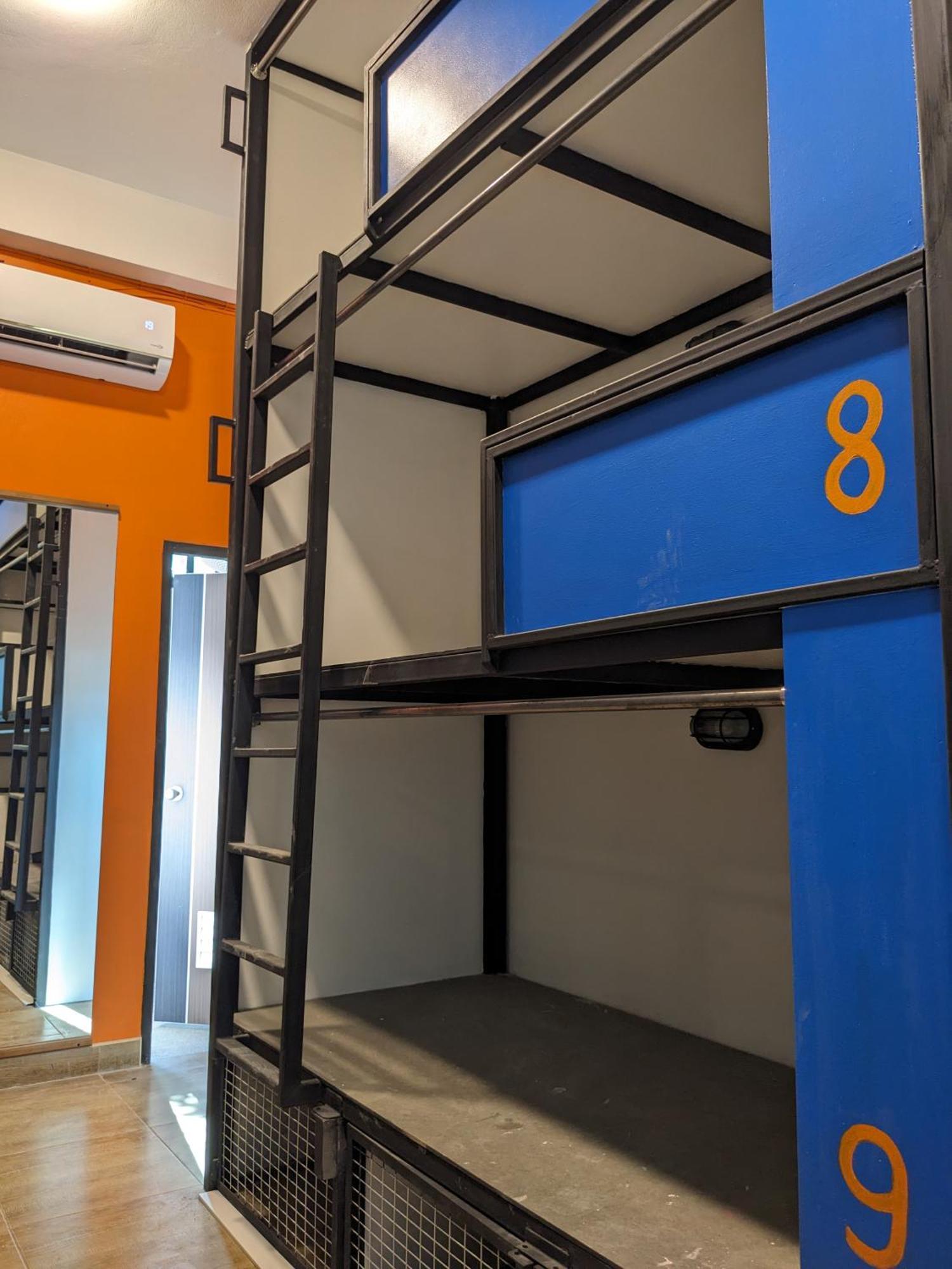 Revolution - Old Town Hostel *