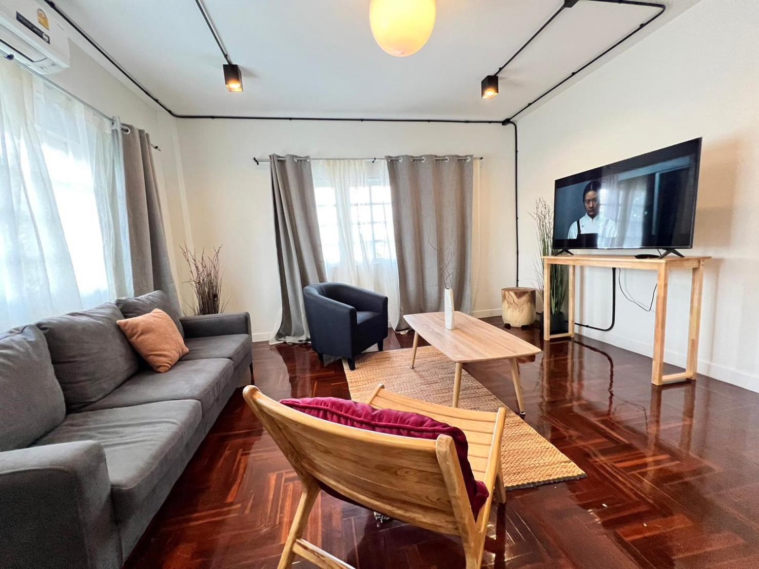 Mini-me Hubs, Charm & Pool In Old Homestay Chiang Mai
