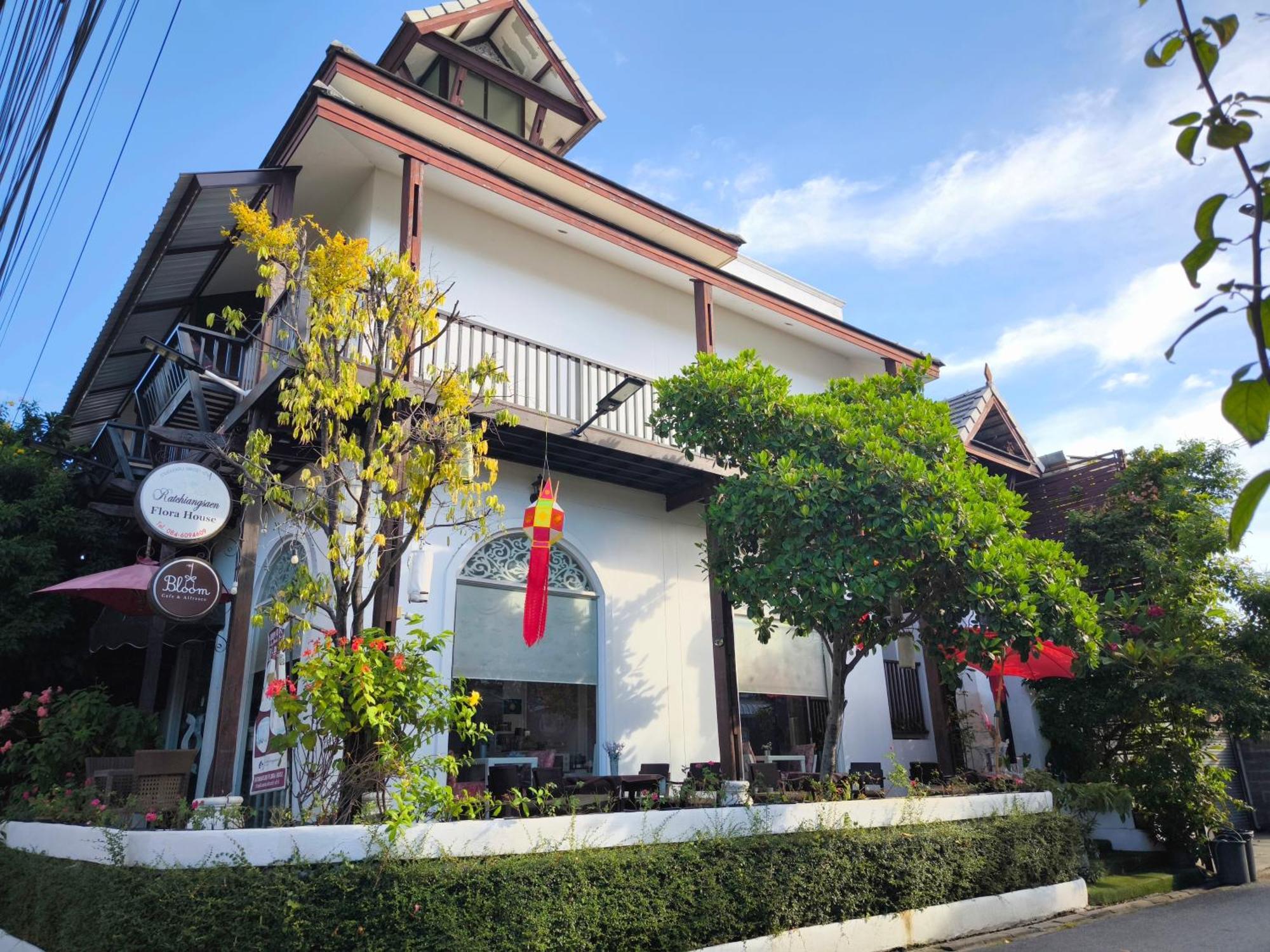 Guest house Ratchiangsaen Flora House 2*