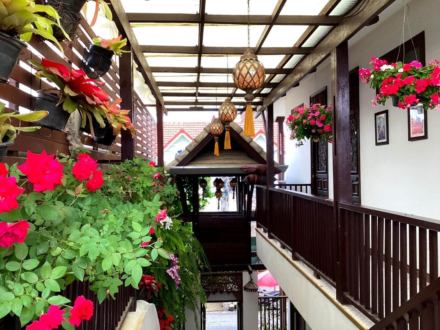 Guest house Ratchiangsaen Flora House