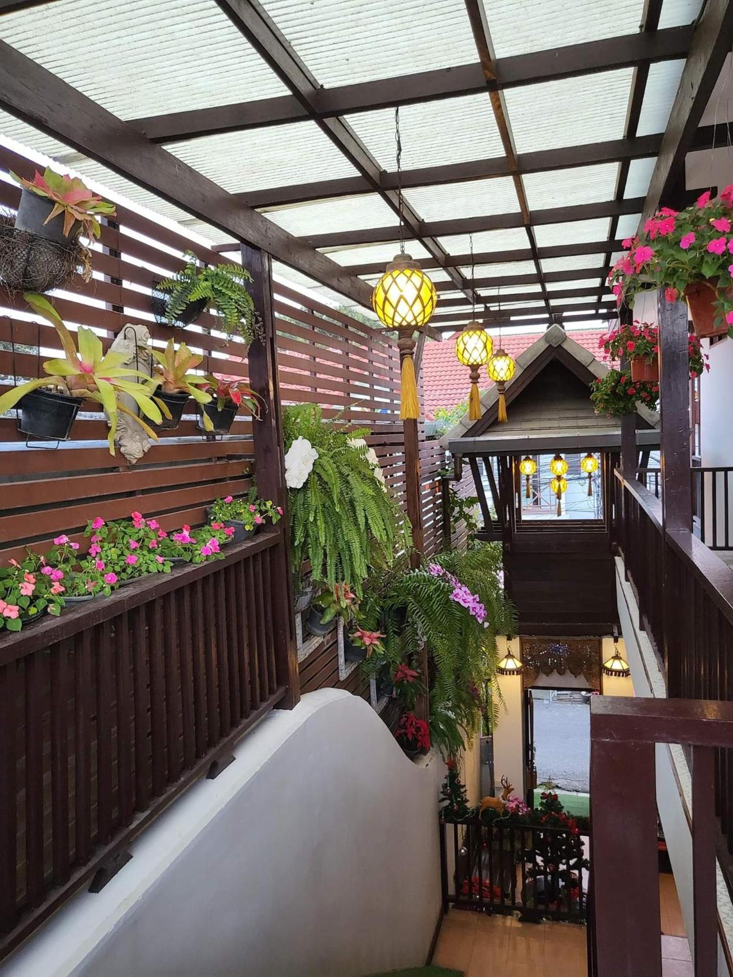 Ratchiangsaen Flora House Guest house